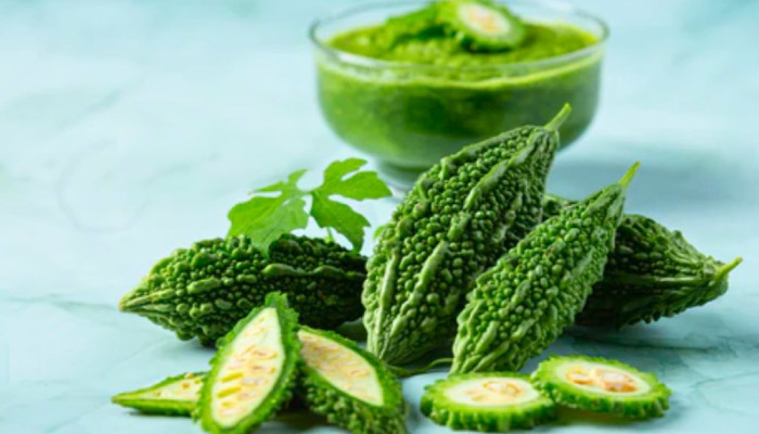 চুল পড়া ও খুশকি কমাবে করলা!