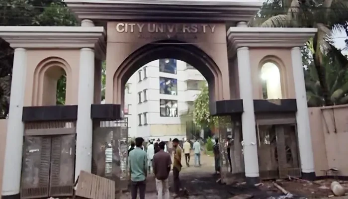 সাভারে ড্যাফোডিল-সিটি বিশ্ববিদ্যালয় শিক্ষার্থীদের সংঘর্ষ, অগ্নিসংযোগ