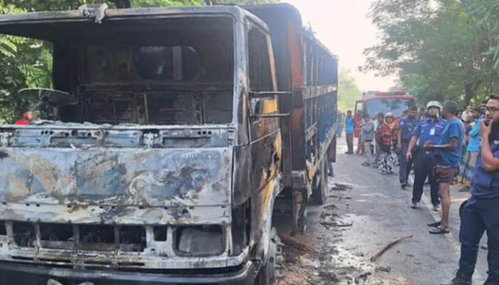 পদ্মা সেতুর নিকট একটি ট্রাকে আগুন দিয়েছে  দুর্বিত্তরা: শরিয়তপুর-ঢাকা বাস চলাচল বন্ধ!