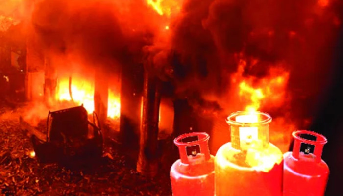 ​হালিশহরে গ্যাস বিস্ফোরণ, শিশুসহ দগ্ধ ৭!