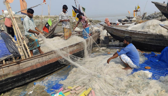 ভোলার মেঘনা-তেতুলিয়ায় ২ মাসের নিষেধাজ্ঞা, কর্মহীন ২ লাখ জেলে!