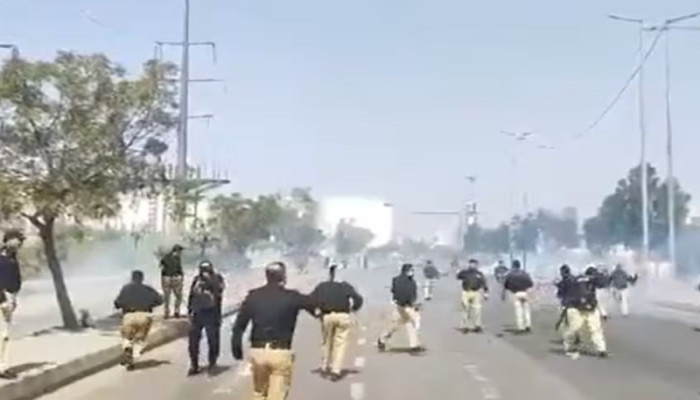 ​খামেনি নিহতের পর করাচিতে মার্কিন কনস্যুলেটে তাণ্ডব, নিহত ৮!